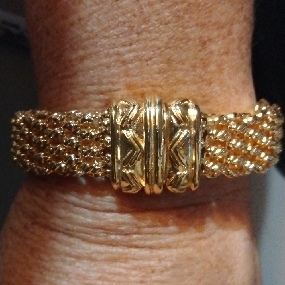 Magnetic gold tone bracelet NWT (sku 1245) - Picture 3 of 9